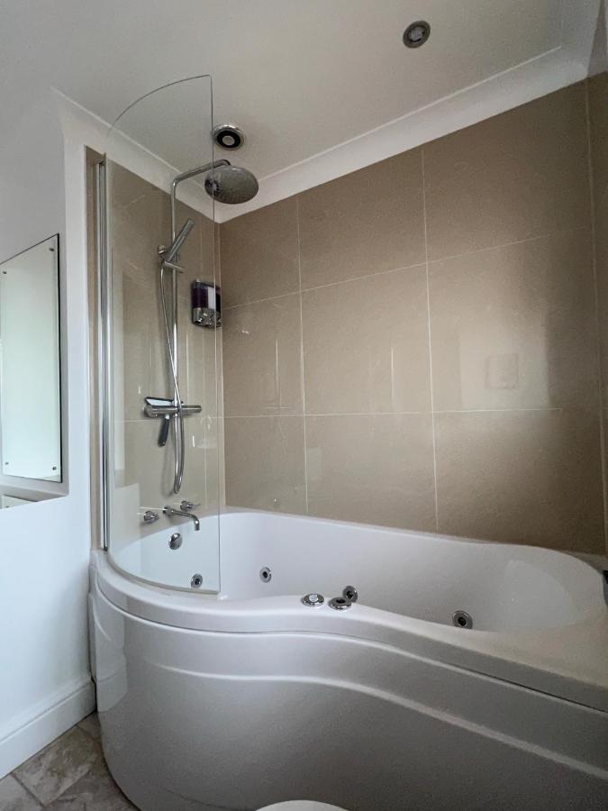 Willa Bright & Cosy - Jacuzzi - Log Burner - King Beds Tangmere Zewnętrze zdjęcie
